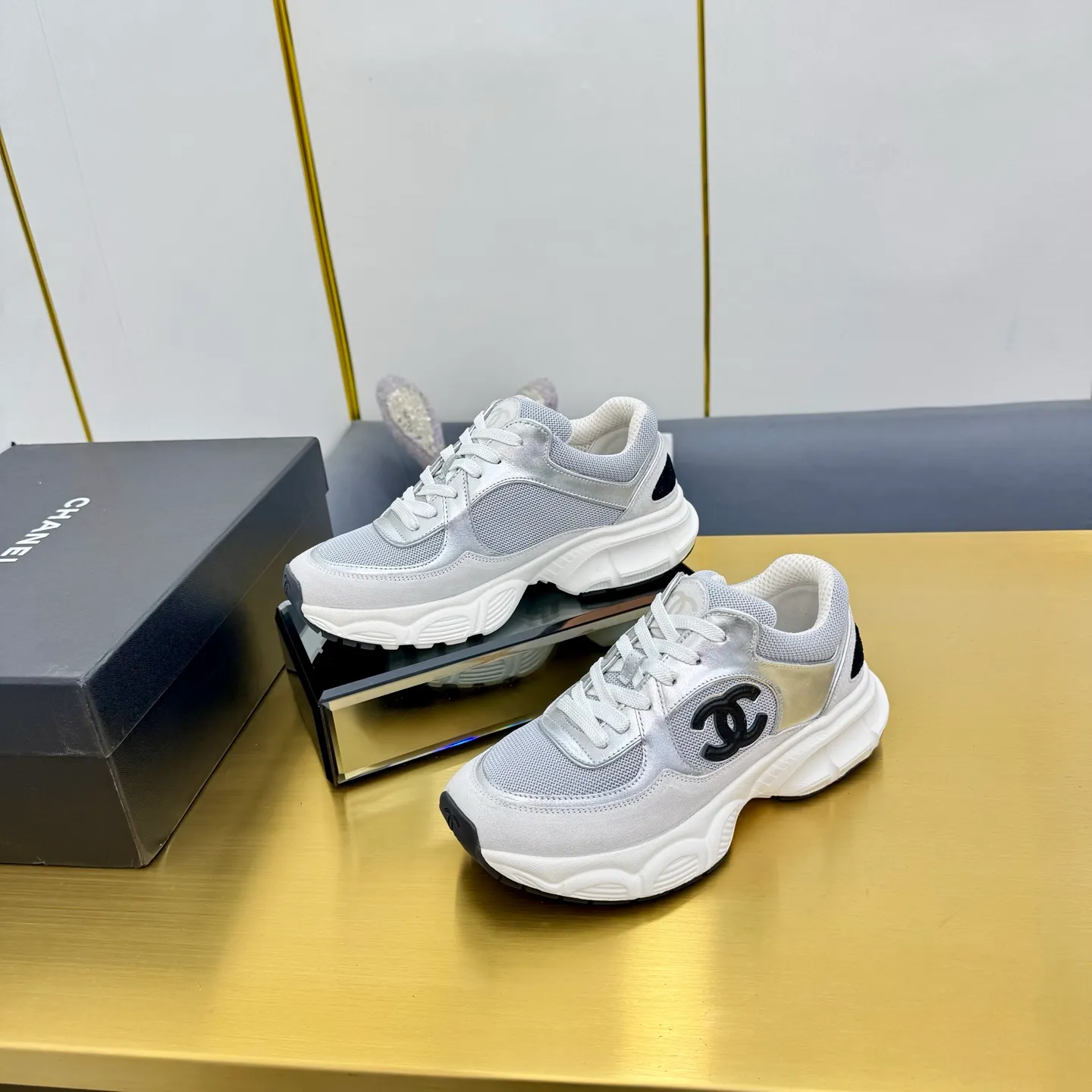 p700🐮🐮Upgraded version, upgraded version, upgraded version! No rebuttal accepted! ! ! ! Chanel Chanel dad shoes, couples' model for men and women - 2025 top casual sneakers in the counter. This classic design; the upper is electro-embroidered with various techniques; ❷The inner lining is made of: original Yangli + net ❸The outsole is based on: the original TPU combination outsole. The full set of boutique packaging for women 35–41